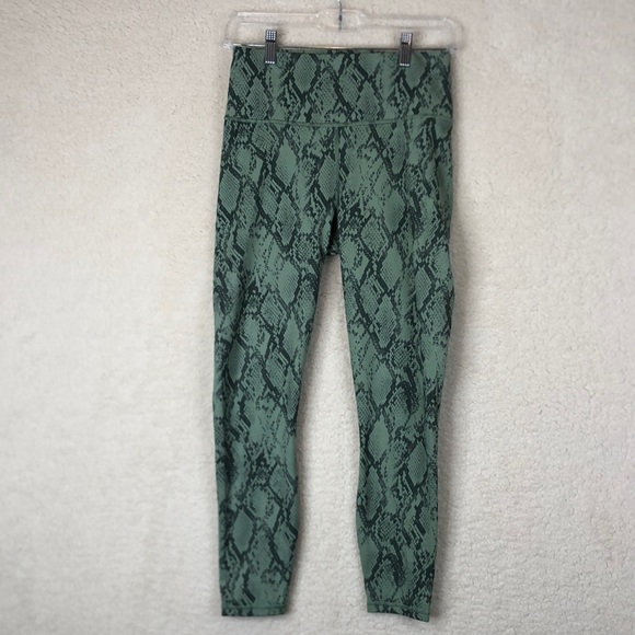 Fabletics Womens Green Snake Print Capri Leggings Stretch XXS XXSMALL - Picture 1 of 6